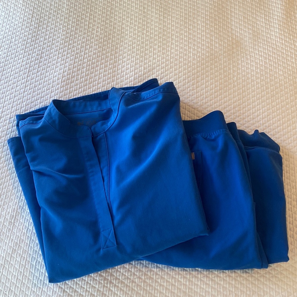 Figs Rafaela scrub top (small) and Zamora scrub bottoms (small tall)